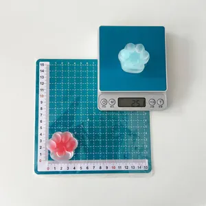 Detail view of 3.8cm resin cat paw phone grip showing 25.1g weight on a scale