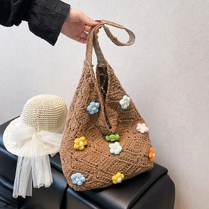 Sac fourre-tout au crochet fait main avec motifs floraux colorés et texture tissée