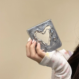 Dettaglio dello specchio texture marmo argento con cuore metallico per Samsung Z Flip 6
