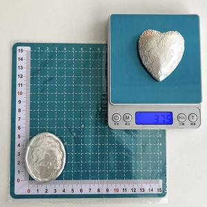 Macro view showing 37.5g weight and dimensions of heart and oval textured phone stands