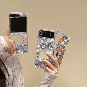 Détail d'une coque Samsung Galaxy Z Flip avec fleurs en strass et petit miroir carré chic