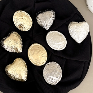 Hammered texture metal heart and oval phone grips in gold and silver finish