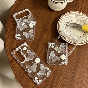 Détail de la coque Samsung Z Flip transparente avec papillon 3D, rose et paillettes