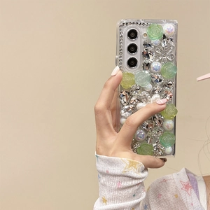 Dettaglio macro dei fiori 3D di lusso con perle e cristalli su cover Samsung trasparente