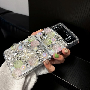 Dettaglio macro del design floreale 3D con strass su custodia lusso per Samsung Galaxy Z Flip