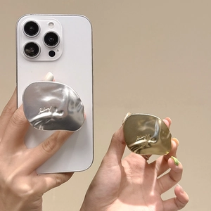 Support de téléphone géométrique en alliage avec texture métallique plissée en or et argent mat