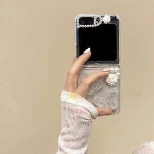 Détail de coque transparente avec roses 3D et bordure perle pour Samsung Galaxy Z Flip
