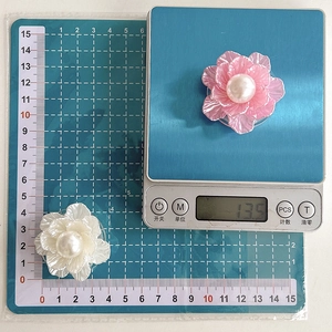 Detail view of pearl flower phone grip showing 13.5g weight and 4.5cm size dimension