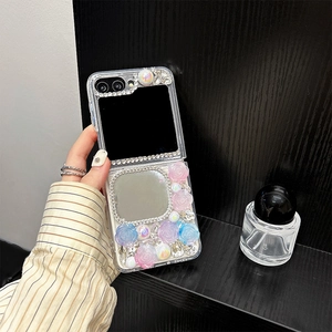 Détail de la coque miroir de luxe pour Z Flip 6 avec fleurs en résine 3D et strass