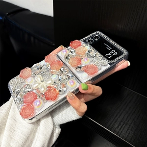 Dettaglio di fiori di strass e perle sulla custodia trasparente per Samsung Z Flip