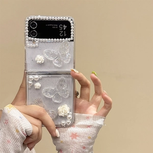Détails de papillons 3D et perles sur une coque transparente pour téléphone