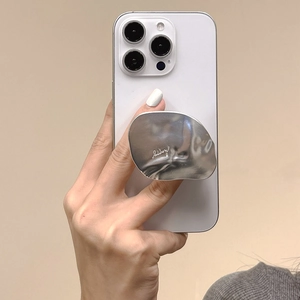 Détail du support de téléphone en métal liquide avec texture ondulée et logo