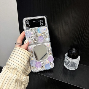 Détail de coque Samsung Z Flip de luxe avec fleurs en cristal et miroir carré