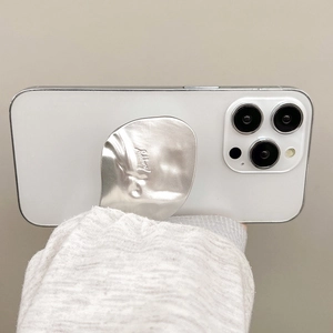 Détail du support de téléphone en métal liquide avec gravure happy sur iPhone