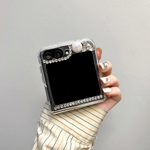 Détail d'une coque de luxe avec fleurs en strass et perles pour Samsung Galaxy Z Flip 6