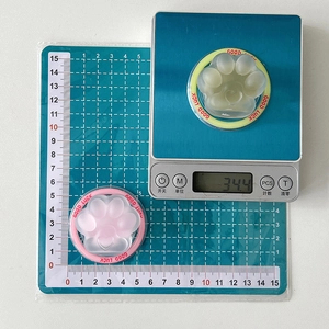 Detailed view of cat paw phone grip weight 34.4g and 5cm diameter size measurement