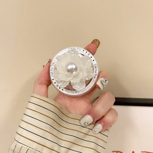 Support téléphone fleur avec pétales en soie blanche et perle sur socle transparent