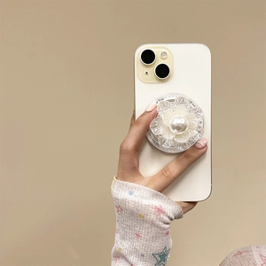 Gros plan du support de téléphone fleur en nacre avec texte Gift For You sur smartphone