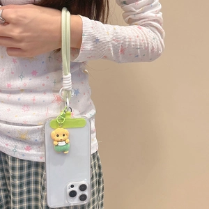 Détail de la dragonne de téléphone tressée vert menthe avec pendentif chiot mignon