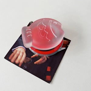 Détail du support de téléphone poisson rose mat avec base magnétique MagSafe