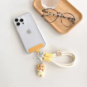 Détail du cordon de téléphone tressé beige avec un pendentif caniche mignon rayé vert