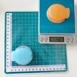 Vue macro détaillée du support de téléphone Taiyaki sur une balance numérique