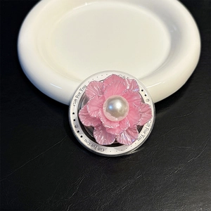 Détail du support de téléphone fleur rose avec perle et gravure Gift For You