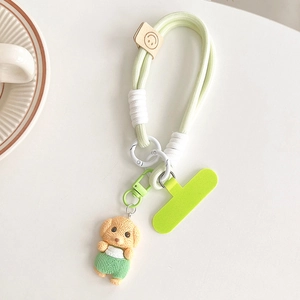 Vue détaillée d'un cordon de téléphone tressé vert clair avec pendentif chien mignon