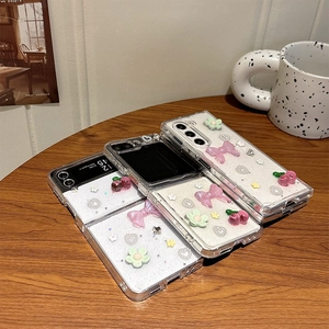 Coque Samsung Galaxy Z Flip avec motifs fleurs et cerises sur table en bois