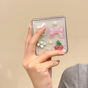Détail de coque Galaxy Z Flip avec cerises 3D, nœuds et décorations en perles