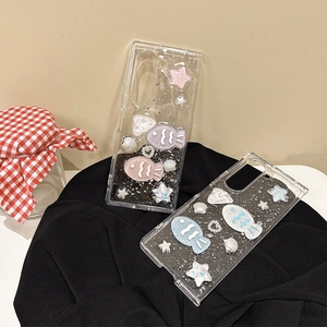 Dettaglio custodia trasparente con ciondoli oceanici 3D stelle e conchiglie glitter