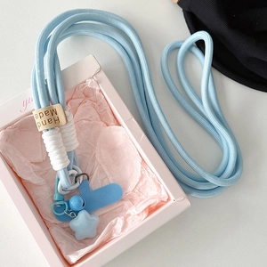 Dettaglio del cinturino intrecciato azzurro per cellulare con ciondolo a stella e campanello