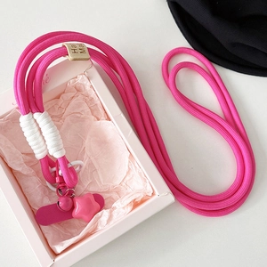Dettaglio del cordino rosa intrecciato per cellulare con ciondolo a stella