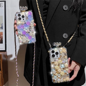 Luxuriöse Parfümflaschen-Handyhülle mit Strass, 3D-Blumen und Umhängegurt aus Metall