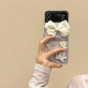 Dettaglio custodia trasparente per Galaxy Z Flip con fiocco in pizzo e ciondolo gatto