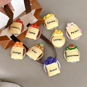 Detailopname van schattige 3D hars fruit telefoonhouders met aardbei banaan en perzik