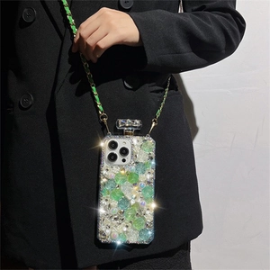 Detailansicht der luxuriösen Strass-Parfümflaschen-Hülle für iPhone mit Umhängeband