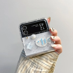 Dettaglio della custodia pieghevole con conchiglie 3D, stelle e glitter argento