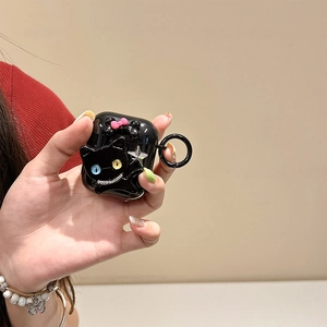 Dettaglio custodia auricolari gatto nero con occhi eterocromatici e stella d'argento