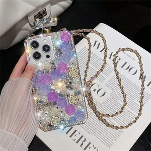 Luxus-iPhone-Hülle mit 3D-Blumen, Strasssteinen und Parfümflaschen-Dekor in der Nahaufnahme