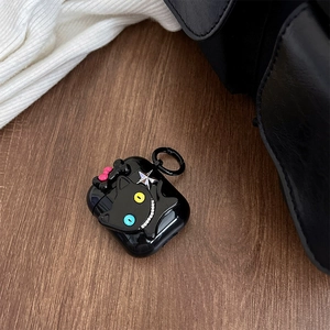 Dettaglio custodia AirPods in silicone nero con gatto 3D, occhi colorati e gancio