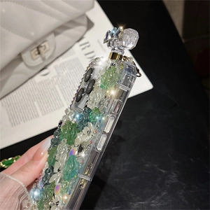 Detailansicht der Luxus-iPhone-Hülle mit 3D-Resinblumen, Strasssteinen und Parfümflaschenverschluss