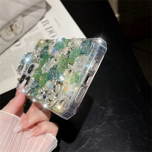 Detail der luxuriösen grünen iPhone-Hülle mit 3D-Harzblumen, Perlen und Strass-Dekoration