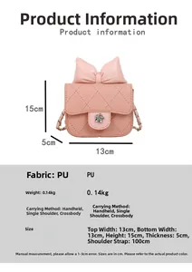 Dettaglio mini borsa rosa con fiocco grande, chiusura a fiore e misure 13x15x5cm