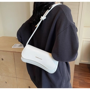 Détail du sac à bandoulière blanc avec sangle nouée et logo texte Fashion & Bags