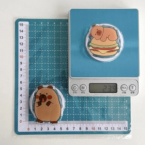 Detailed view showing the 5cm x 4.5cm dimensions and 23.9g weight of Capybara phone grip