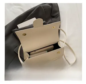 Vista interna della borsa in pelle PU avorio con spazio per cellulare e portacarte