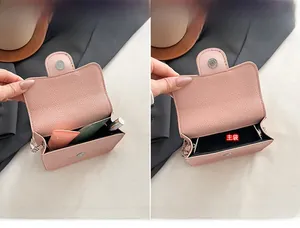 Mini borsa a tracolla rosa con chiusura magnetica e scomparto principale spazioso