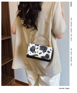 Elegante bolso con estampado de vaca, asa de metal dorado y correa de cadena larga