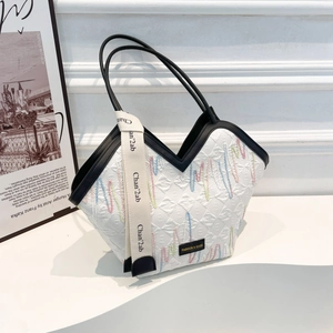 Elegante borsa tote trapuntata con ricami a righe e apertura a V per l'uso quotidiano